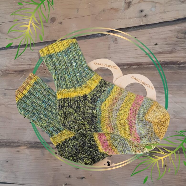 Zeķes ar strīpām, pēda 25 cm, roku adījums