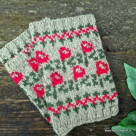 Roku sildītāji- Sarkana roze uz zaļā fona