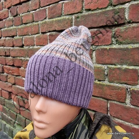 Rievota adījuma сepure ar violetu atloku