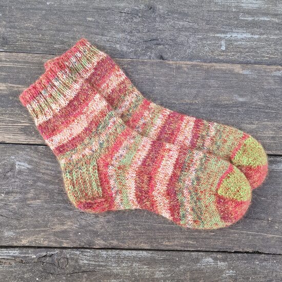 Zeķes ar strīpām, pēda 27,5 cm, roku adījums