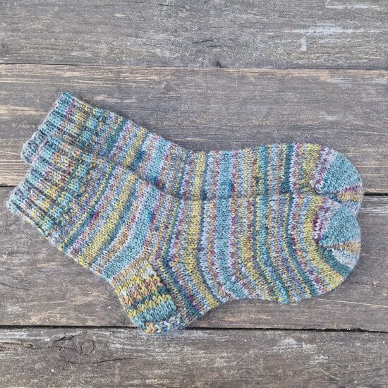 Zeķes lauku gaumē, pēda 27 cm, roku adījums